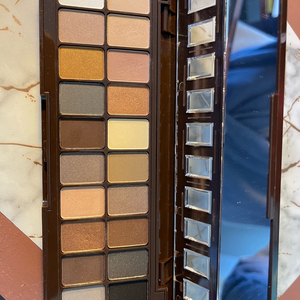 NYX Nude on Nude Eyeshadow and lip palette - Picture 2 of 3